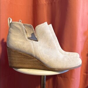 EUC Toms Kallie Egret Camo Suede Bootie Size 11